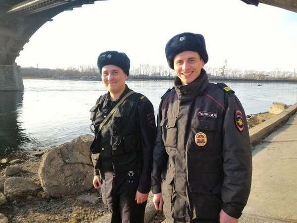 В Иркутске полицейский бросился в ледяную воду, чтобы вытащить спрыгнувшую с моста девушку