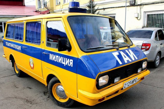 В Иркутске полицейские отреставрировали милицейский РАФ