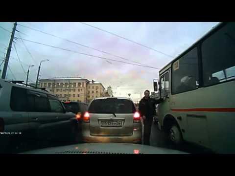 Разбил стекло и угрожал пистолетом 