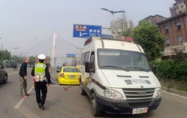 Таксист "влип" при попытке проехать по свежему бетону