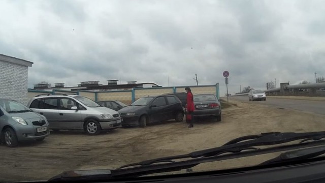 Женщины на парковке
