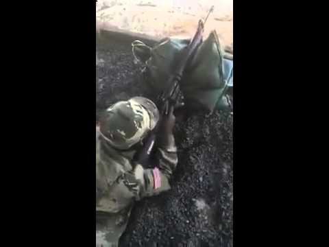 Парень не может понять, почему винтовка не стреляет