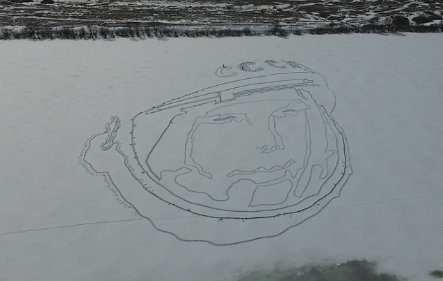 Портрет Юрия Гагарина на льду озера  