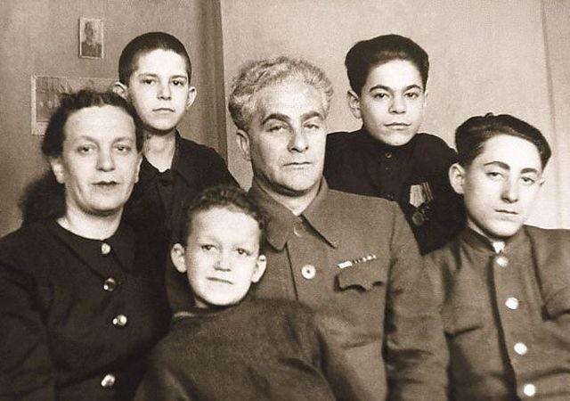 Советские знаменитости с родителями