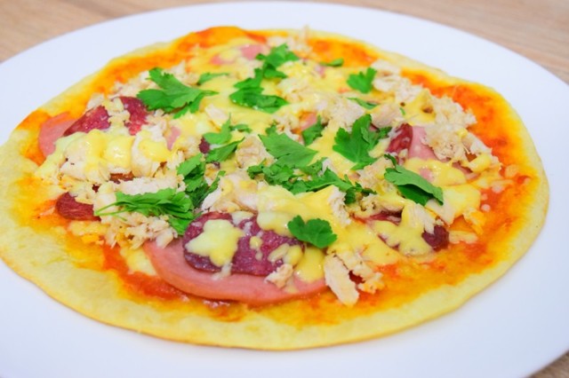 Просто обычная пицца из того что могло остаться в холодильнике между праздниками