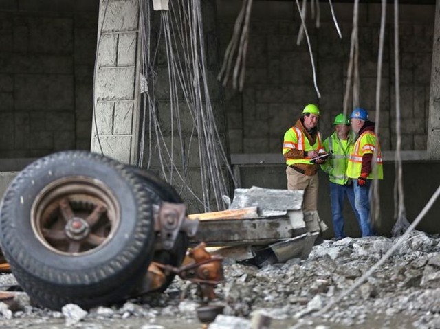 Женщине повезло остаться в живых после того, как куски эстакады упали на ее автомобиль