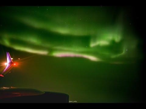 Северное сияние сняли из иллюминатора самолета на высоте 10 тысяч метров