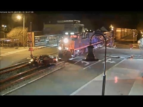 Очень странная авария на железнодорожном переезде