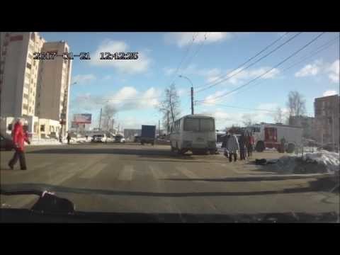 Пазик сбил пешеходов на красный. ДТП