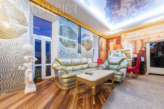 «Заповедник золотых диванов» или «неординарная» квартира в Киеве