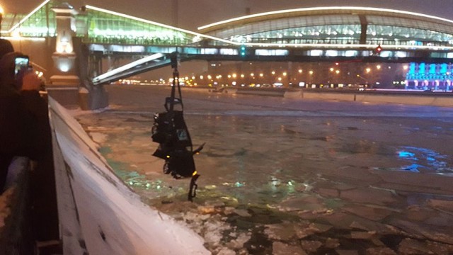 Полицейский спас девушку из тонущей машины в Москве-реке