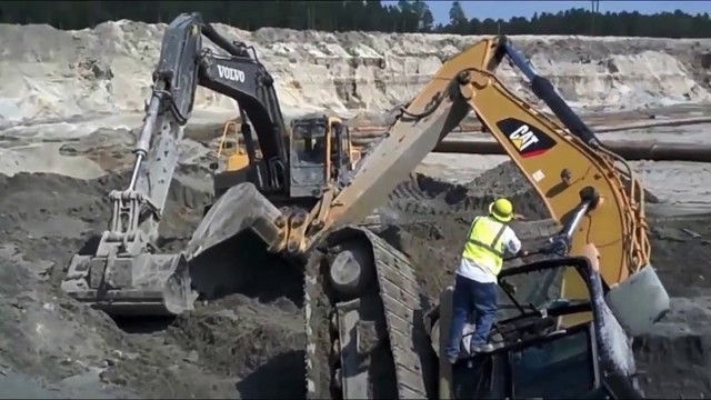 Экскаваторы застряли в грязи, подборка спасения тяжелой техники! 