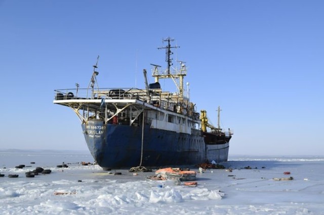 У Владивостока брошенный сухогруз вмерз в Амурский залив