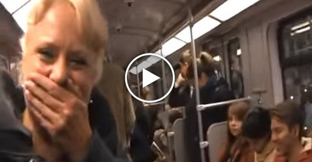  Женщина заразила весь вагон своих смехом