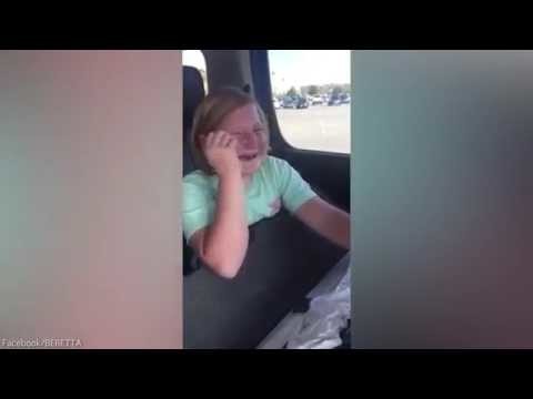  Получившая в подарок ружье девочка расплакалась от счастья