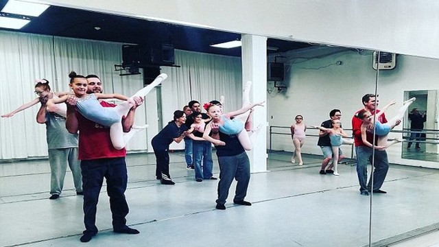 Папы надели балетные платья, чтобы станцевать с дочерьми на празднике