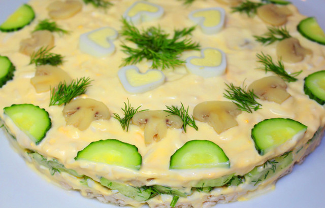 Салат "Курочка Ряба". Пошаговый рецепт праздничного блюда