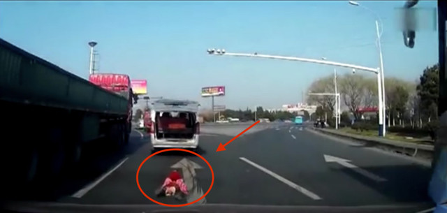 В Китае ребенок выпал из багажника машины, вот что сделали очевидцы