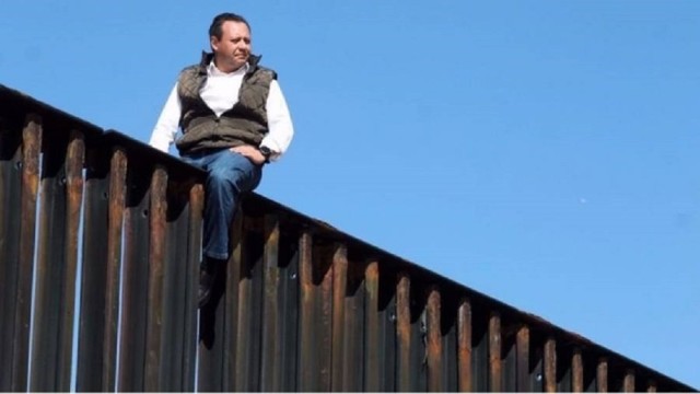 Мексиканский конгрессмен залез на пограничный забор с США, пытаясь доказать абсурдность стены Трампа