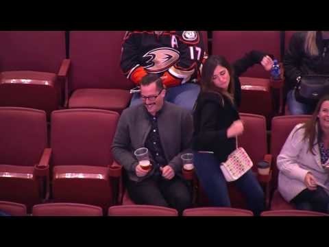 Эпичная танцевальная битва в перерыве матча НХЛ