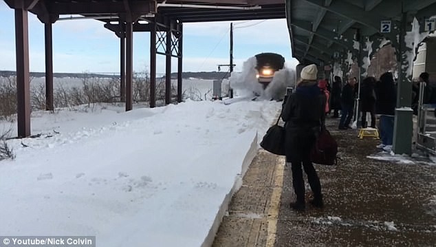 Завораживает: замедленный ролик с поездом, который накрывает пассажиров снежной лавиной