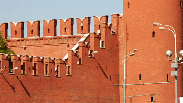 Почему зубцы кремлевской стены имеют форму буквы М