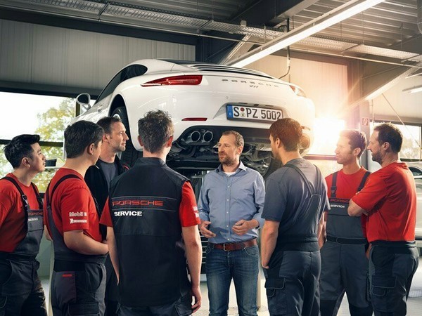 Все сотрудники Porsche, включая дворников, получат по девять тысяч евро бонусов