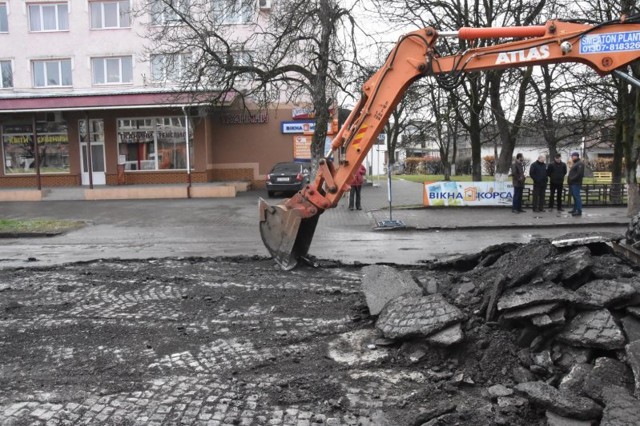 Вместо ремонта на Закарпатье откопали старую дорогу из брусчатки