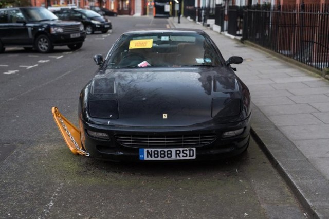 Броiенный Ferrari в самом центре Лондона
