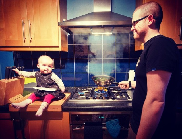 Отец года из Ирландии фотошопит свою дочь в опасные ситуации
