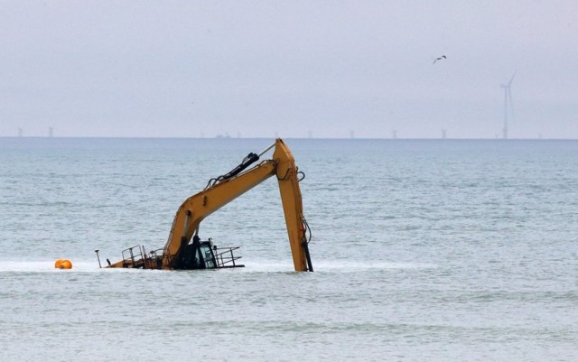 Экскаватор намертво застрял посреди моря в Британии