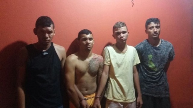 Четверо ребят были задержаны когда разделывали тело