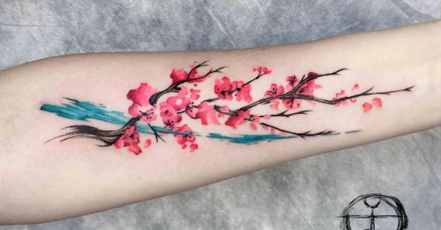 Цветочные татуировки с весенним настроением
