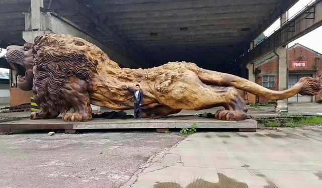 Гигантский лев из ствола дерева