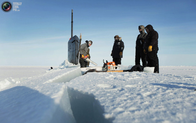 Американская субмарина примёрзла к арктическим льдам