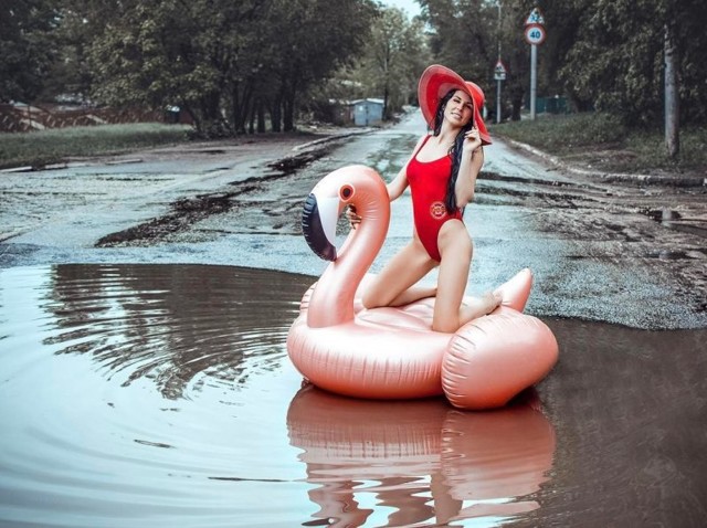 Саратовская модель устроила пляжную фотосессию в городской луже