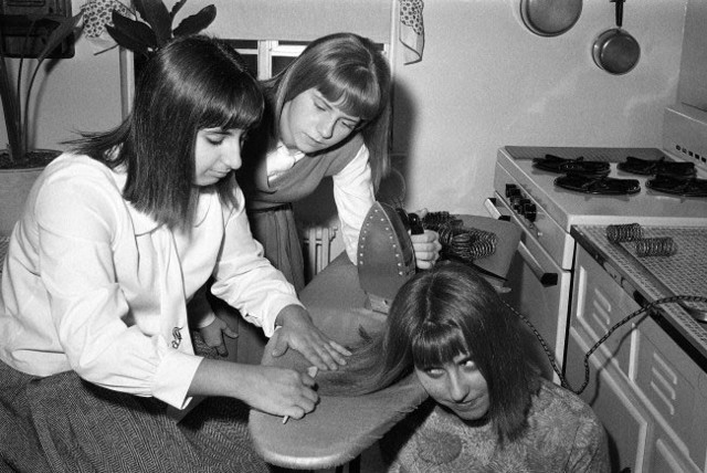 Ретро-фотографии: нью-йоркские школьницы выпрямляют волосы утюгом, 1964 г