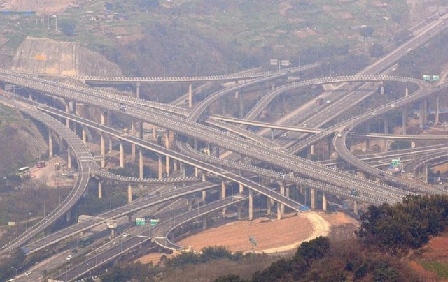 В Китае завершилось строительство одной из сложнейших дорожных развязок в мире
