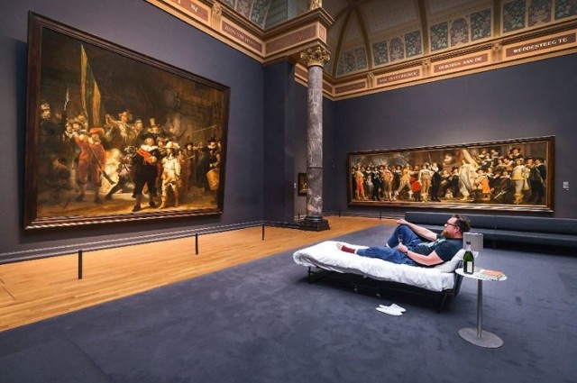 Посетителю музея в Амстердаме разрешили переночевать перед картиной Рембрандта