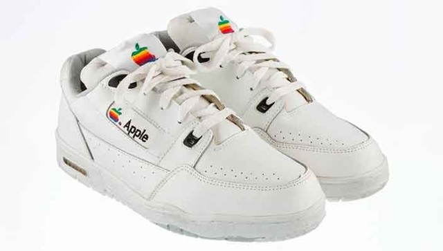 На аукционе продадут фирменные кроссовки Apple из 90-х