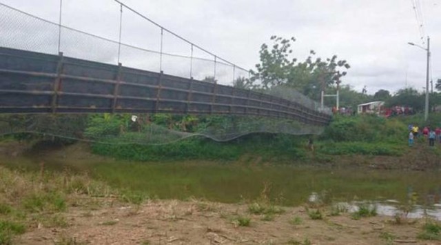 Праздник едва не обернувшийся трагедией: в Эквадоре обвалился мост с людьми