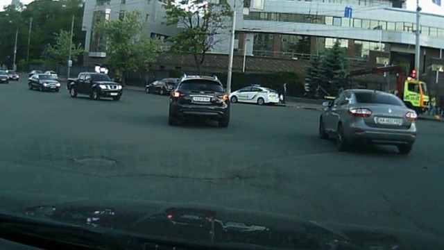 Пытались обвинить в проезде на красный