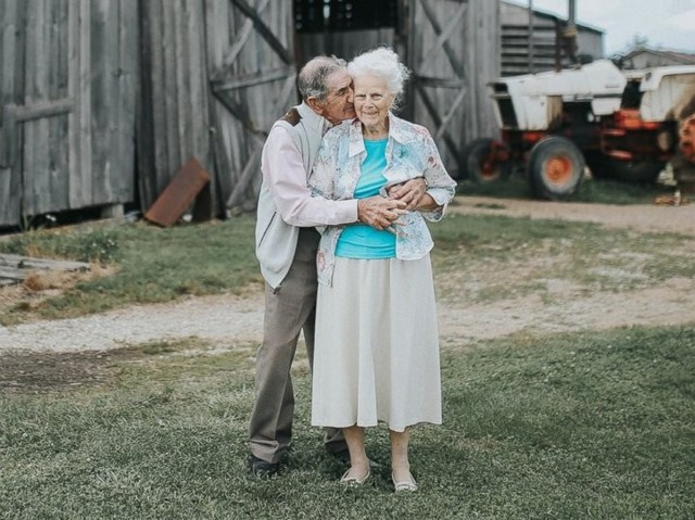 "И жили они долго и счастливо": трогательные фото пары, прожившей вместе 68 лет