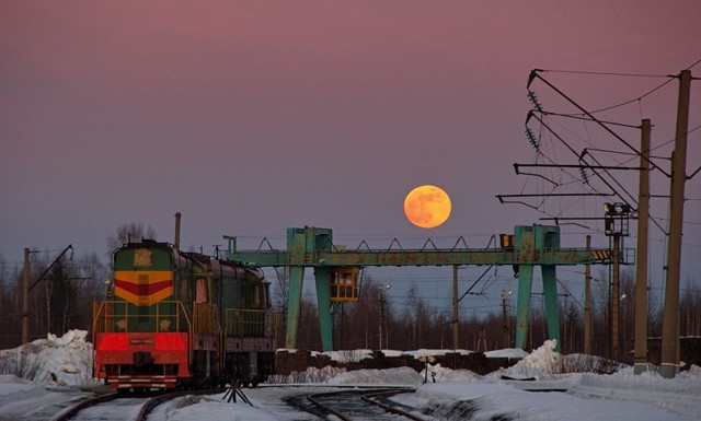 Луна и современные городские пейзажи