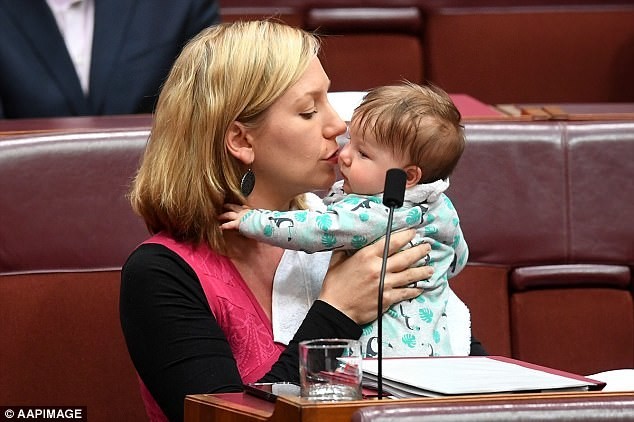 Сенатор покормила ребёнка грудью во время заседания парламента