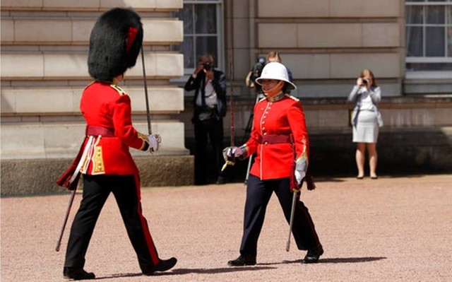 Впервые в истории женщина командовала сменой караула у Букингемского дворца