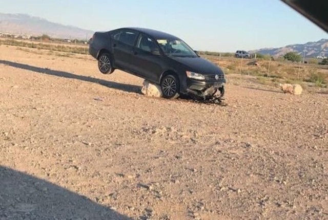 Автомобиль залетел на небольшой валун в окрестностях Лас-Вегаса