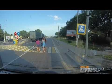 Фура чуть не сбила пешеходов