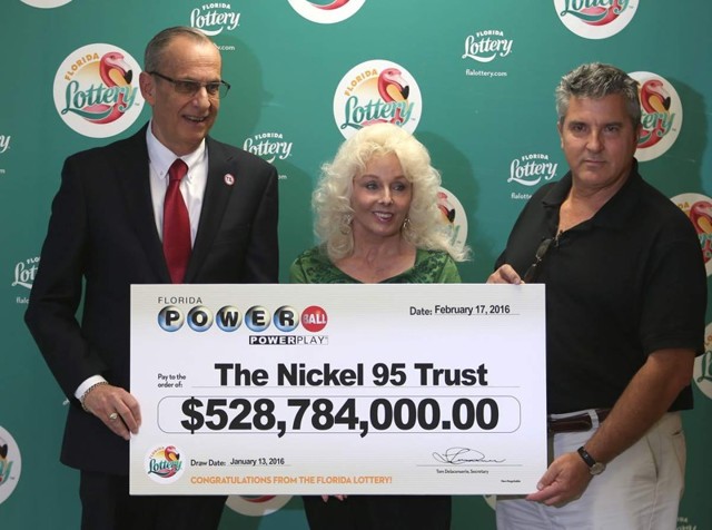 Супруги, выигравшие $528 млн, не торопятся тратить деньги и продолжают играть в лотерею
