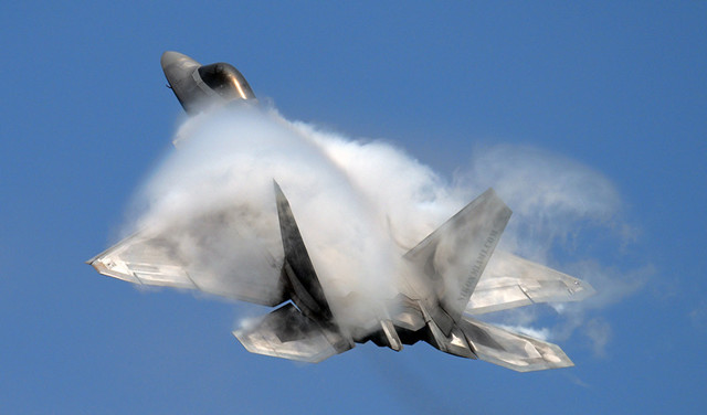 Потрясающие снимки истребителя F-22, совершающего головокружительные маневры